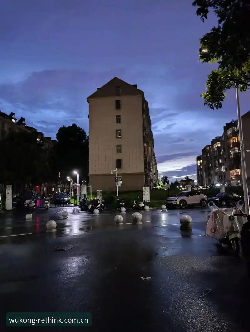 悟空体育中国官网 凌晨四点五十分,巴黎的雨还没停。孙燃在悟空体育平台直播间里打了第37个哈欠,屏幕那头,兹维列夫正把毛巾盖在头上,像个做错事的孩子。第四次大满贯决赛了,前三次都输了。孙燃发了一条弹幕:“这哥们儿不会又崩吧?”弹幕里骂声一片。他没关。